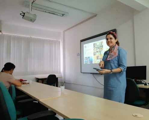 Uma foto de uma sala com alunos e a professora Érika Zuza ministrando uma capacitação de instagram para startups